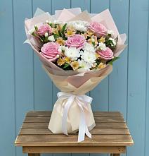 Букет цветов из:  Гвоздики, Орхидеи и Розы в Крутинке