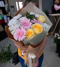 Букет цветов из:  Герберы, Розы и Хризантемы в Крутинке