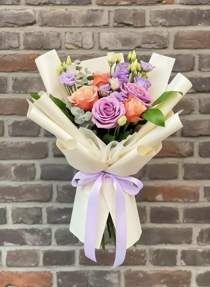 Букет цветов из: Лизиантусы и Розы в Крутинке