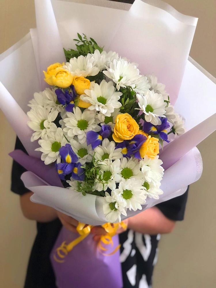 Букет цветов из: Ирисы, Хризантемы и Розы в Крутинке