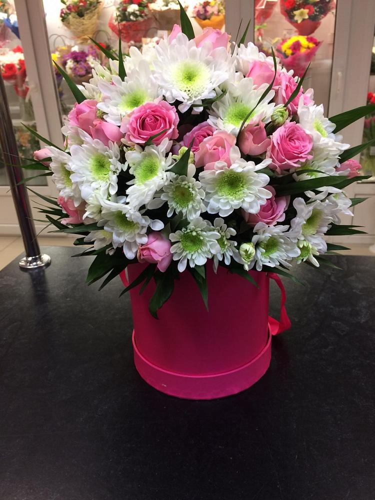 Цветочная композиция из Розы и Хризантемы в шляпной коробке в Крутинке