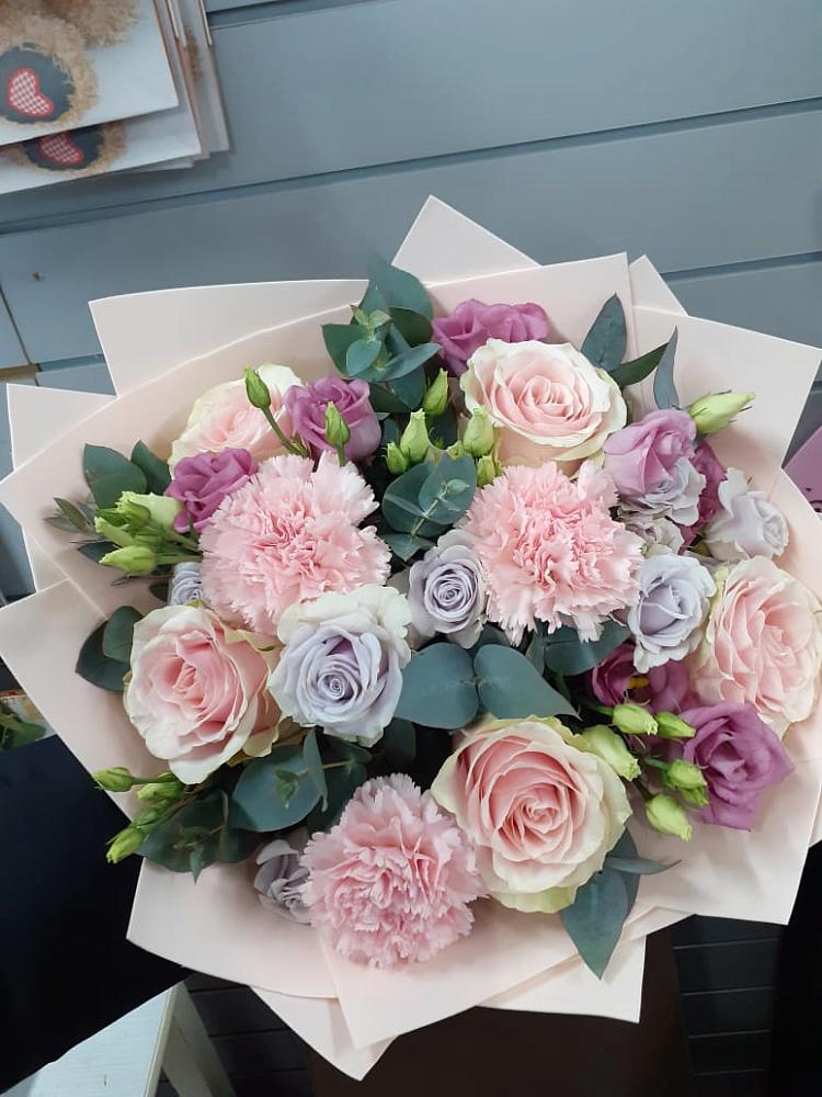 Букет цветов из: Розы, Гвоздики и Лизиантусы в Крутинке